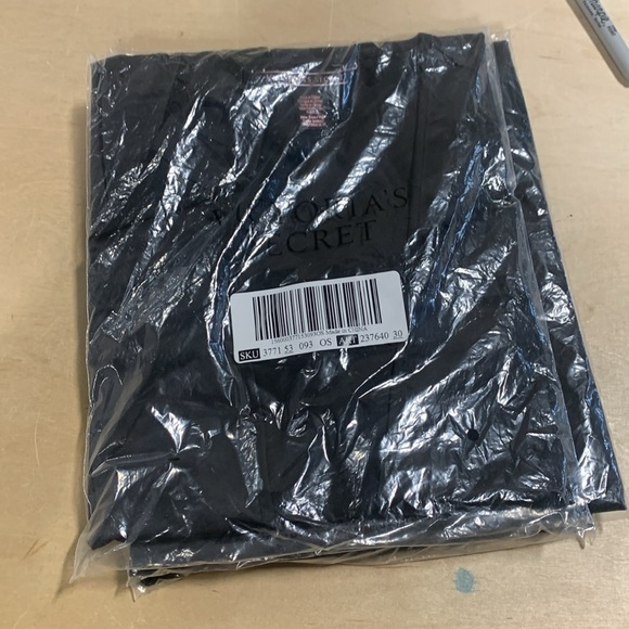 Victoria’s Secret Black Silk Robe w/ Tie - 6125‎ - Picture 3 of 4